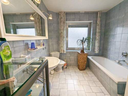 Badezimmer im 1. Obergeschoss (Teilansicht) - 