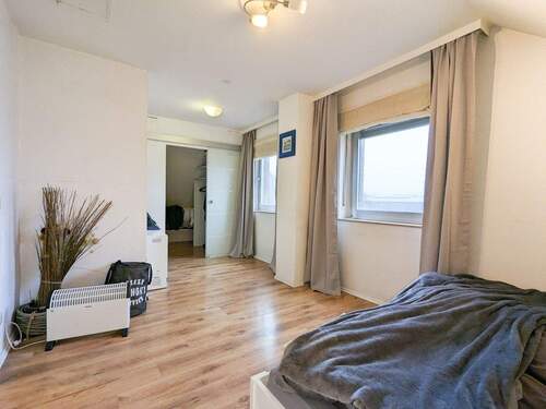 Schlafzimmer m. begehbarem Kleiderschrank - 