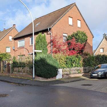 Aussenansicht - Gepflegtes 1-2-Familienhaus mit Palmengarten und Garage sucht nette Eigentümer