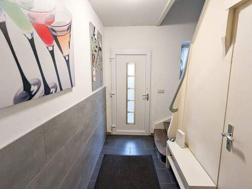 Eingangsbereich mit Treppenhaus - 7 Zimmer Einfamilienhaus in Grevenbroich