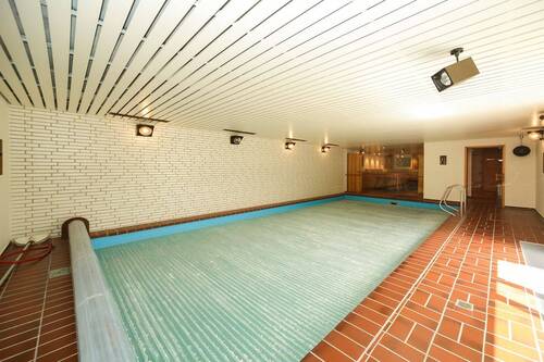 Schwimmbad im 1. UG - 