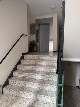 Eingang mit Aufzug - 