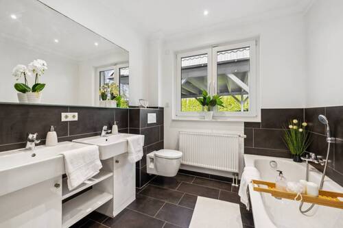 Hochwertiges Vollbad mit sep. Dusche - 