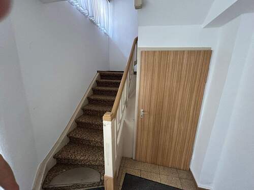 Zugang 1 OG - 6 Zimmer Mehrfamilienhaus, Wohnhaus in Erlangen