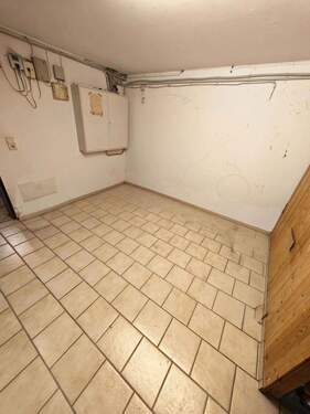 Keller und Stromkasten - 