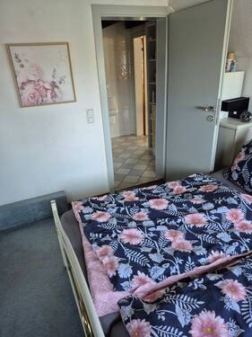 1. Etage - Schlafzimmer - Blick ins Bad - 