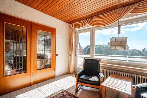 Großzügige Diele mit Zutritt zum Balkon - 