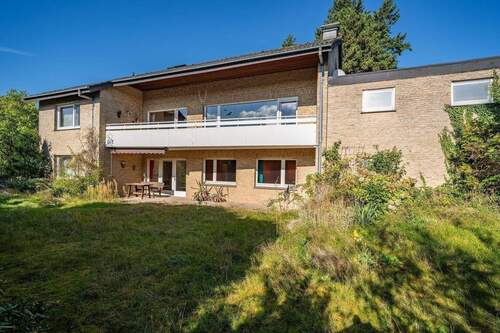 Der Garten ist vor fremden Blicken geschützt. - 