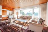 Wohnzimmer mit Panoramafenster - 7 Zimmer Einfamilienhaus zum Kaufen in Steinhagen