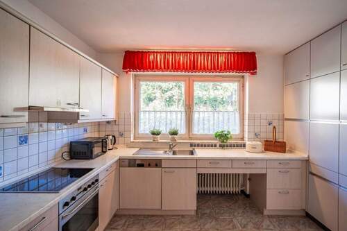 Die Küche bietet viel Platz. - 