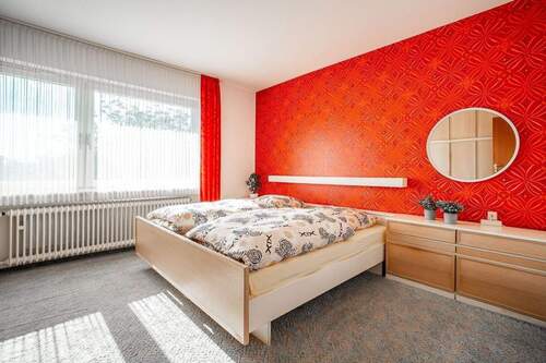 Das Elternschlafzimmer besitzt einen Einbauschrank - 