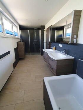 Vollbad mit großer Dusche - 