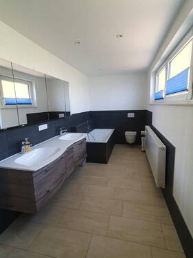 ...Doppelwaschbecken und Wanne - 