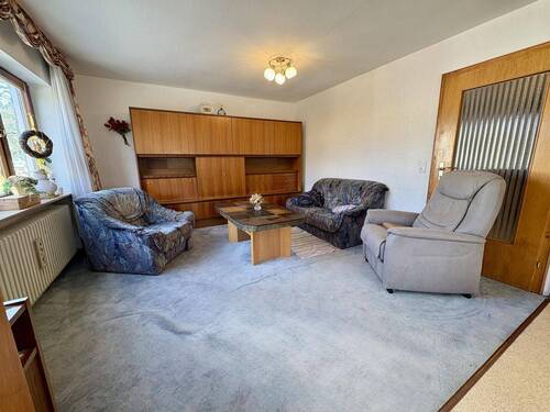 Wohnzimmer - 5 Zimmer Einfamilienhaus zum Kaufen in Oberscheinfeld