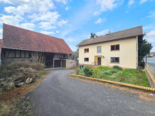 Altbestand mit Vorgarten und Hof - 
