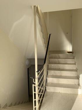 Treppenhaus - 2 Zimmer Etagenwohnung zur Miete in Mainz