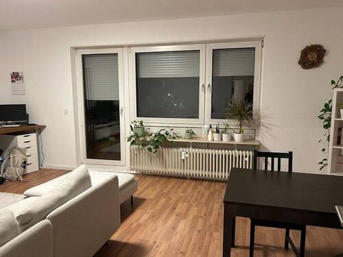 Wohnzimmer mit Zugang zum ... - Etagenwohnung mit 64,00 m² in Mainz zur Miete