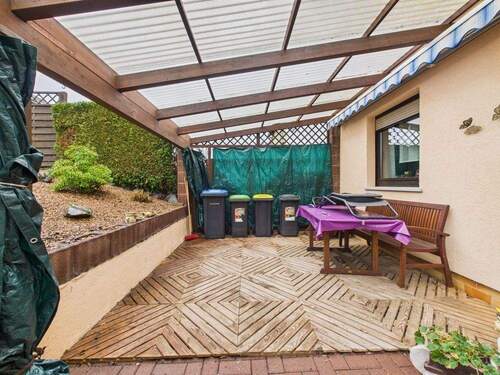 Terrasse mit Blick in den Garten - 