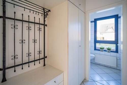 Der Garderobenbereich umfasst mehrere praktische Einbauschränke. - 