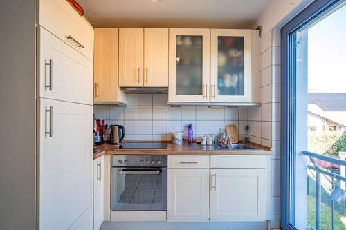 Die Küche ist kompakt und funktional. - 