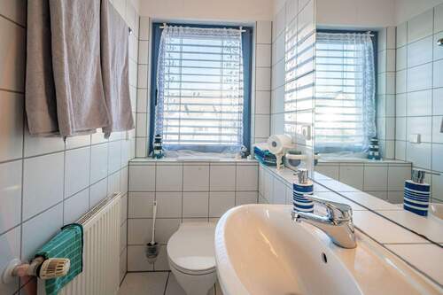 Das Gästezimmer verfügt zusätzlich über ein eigenes kleines Duschbad. - 