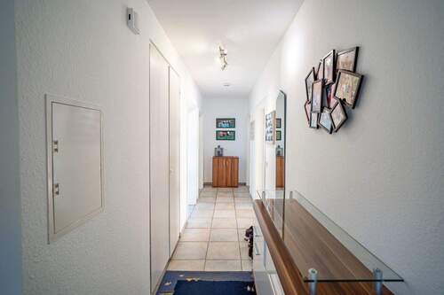 Der Flur bietet neben einem praktischen Einbauschrank gute Stellmöglichkeiten. - 