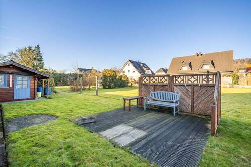 Eine Sitzecke schafft zusätzlichen Aufenthaltsraum im Freien. - 