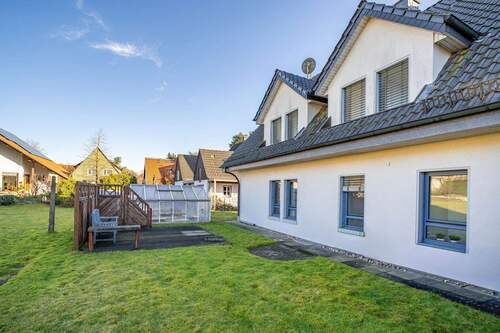 Im hinteren Gartenbereich befindet sich ein Gewächshaus für Selbstversorger. - 