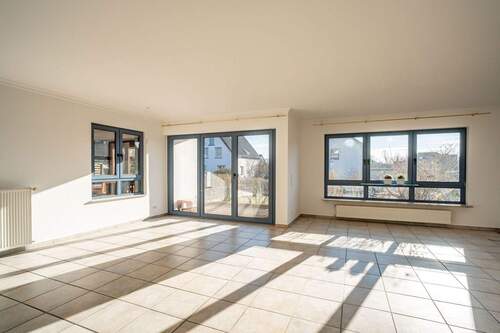 Mehrere Fenster sorgen im Wohn-/Essbereich für viel Licht. - 5 Zimmer Mehrfamilienhaus, Wohnhaus zum Kaufen in Steinhagen