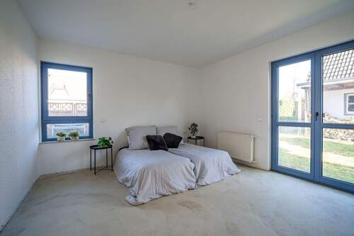 Das Schlafzimmer im Erdgeschoss wird von zwei Seiten belichtet. - 