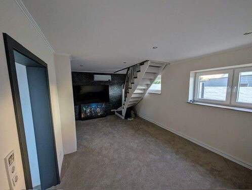 Wohnzimmer Haupthaus - 6 Zimmer Einfamilienhaus zum Kaufen in Nordenham