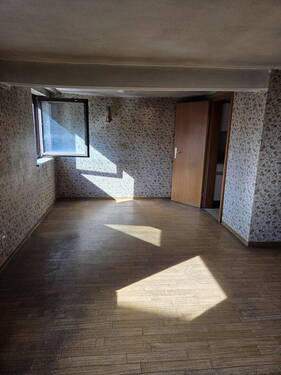 Wohnzimmer mit Tür zur Küche - 