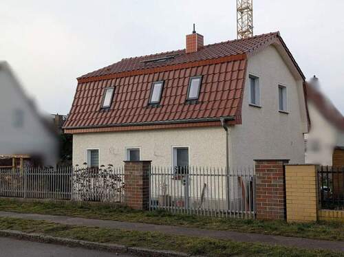 Hausansicht von der Straße - 