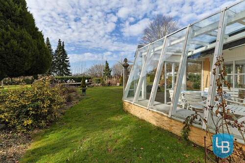 Blick in den Wintergarten und den Garten - 