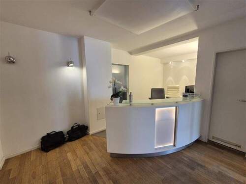 Empfang 1 - Helle Praxisfläche mit Balkon in München-Leonrodstraße