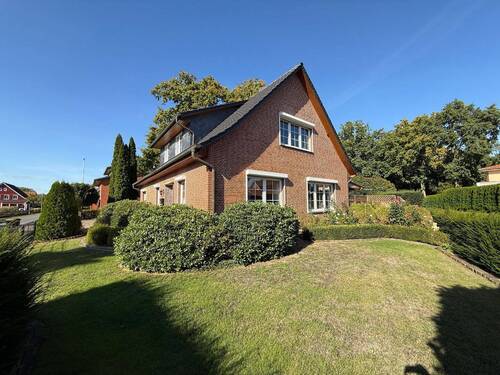 Backsteinhaus im Garten - 