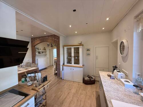 Moderne Küche mit Essbereich - 