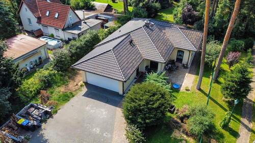 Altersgerechter Wohnsitz - Bungalow Energieklasse A mit Doppelgarage, Erdwärme, Kamin
