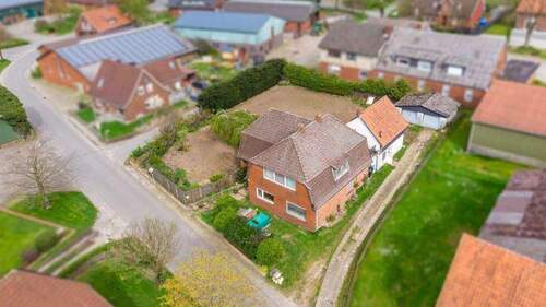 Hausansicht - Einfamilienhaus oder als Doppelhaus bzw. Zwei-Generationen-Haus genutzt werden kann