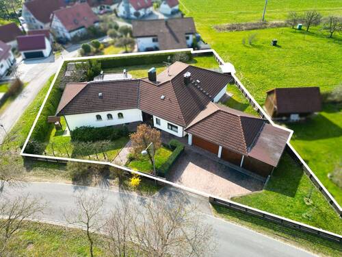 Außenperspektive - Stilvolles Anwesen in Feldrandlage am Moritzberg mit Pool, Sauna & großzügigen Parkmöglichkeiten