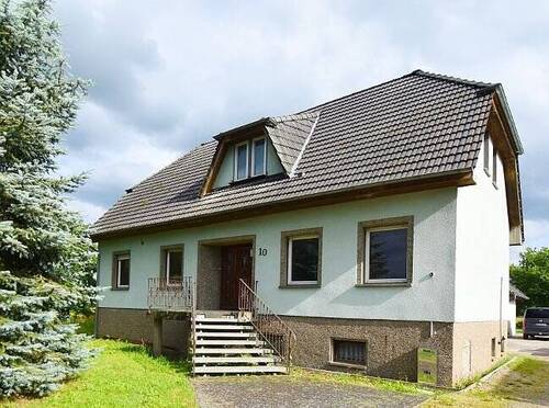 ...dazu ein vollunterkellertes Wohnhaus - 