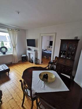 Wohnzimmer - Charmante Altbauwohnung mit sonnigem Balkon im 3. OG sucht neuen Mieter