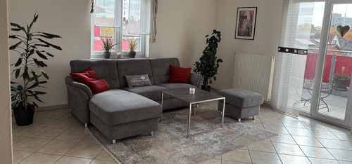 Wohnzimmer mit Sofa - 2 Zimmer Etagenwohnung zur Miete in Amberg