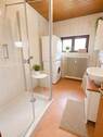 Helles Badezimmer mit Wäschebereich.jpeg - 8 Zimmer Mehrfamilienhaus, Wohnhaus zum Kaufen in Ortenberg