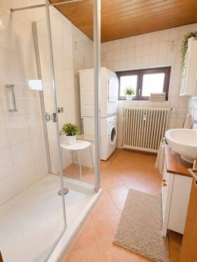 Helles Badezimmer mit Wäschebereich.jpeg - 8 Zimmer Mehrfamilienhaus, Wohnhaus zum Kaufen in Ortenberg