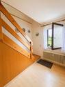 Helles Treppenhaus mit Holzdetails.jpeg - 8 Zimmer Mehrfamilienhaus, Wohnhaus in Ortenberg
