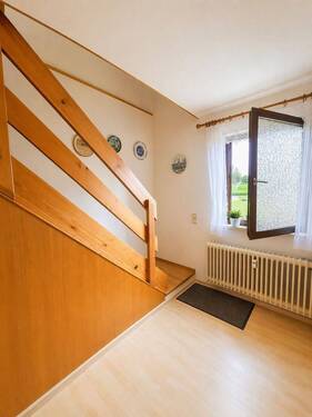 Helles Treppenhaus mit Holzdetails.jpeg - 8 Zimmer Mehrfamilienhaus, Wohnhaus in Ortenberg