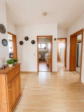 Helles Zuhause mit warmem Flair.jpeg - Mehrfamilienhaus, Wohnhaus mit 280,00 m&sup2; in Ortenberg zum Kaufen