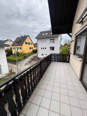 Balkonblick auf ruhige Nachbarschaft.jpeg - 