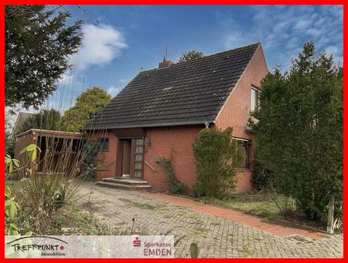 Ansicht mit Auffahrt und Garage - 4 Zimmer Einfamilienhaus zum Kaufen in Hinte